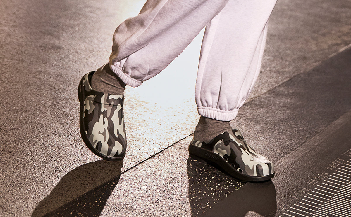Men's OOcloog Luxe Clog - Night Camo